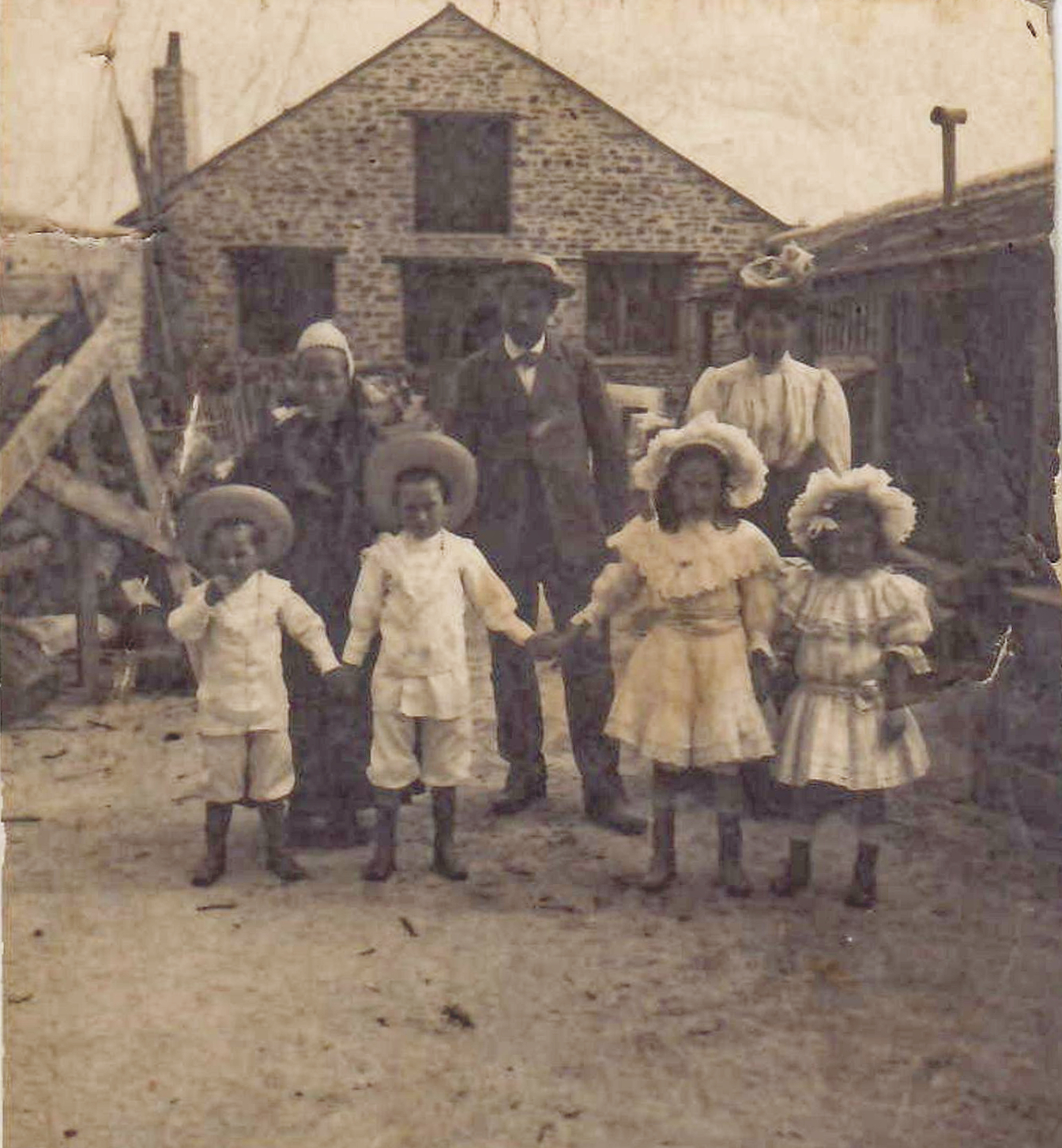 La famille (version améliorée de la photo d'origine)